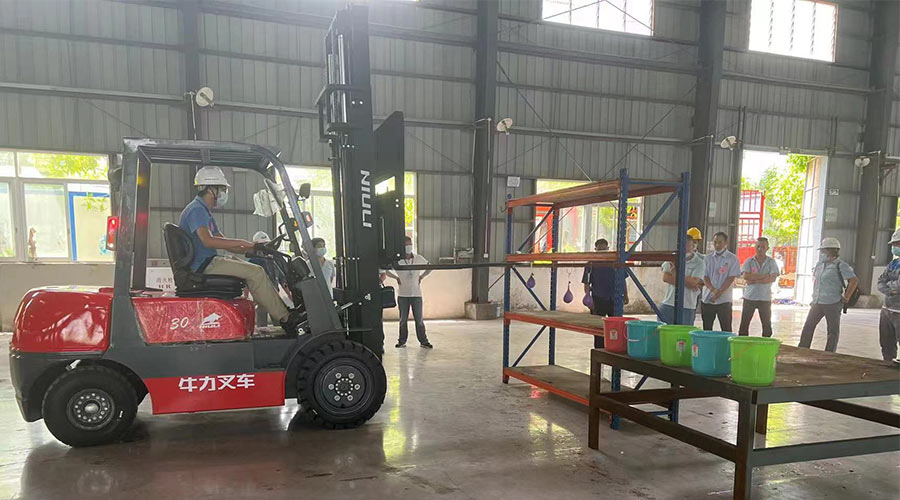 比技能 展風(fēng)采！金環(huán)電器參與鶴城鎮(zhèn)第二屆企業(yè)職工叉車技能競賽