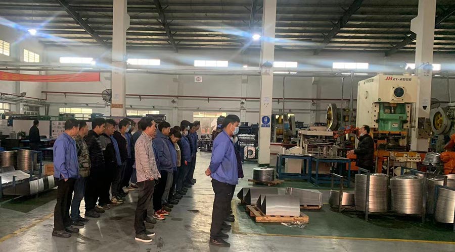 意氣奮發(fā)！金環(huán)電器沖壓車(chē)間組織人員開(kāi)展例行早會(huì)